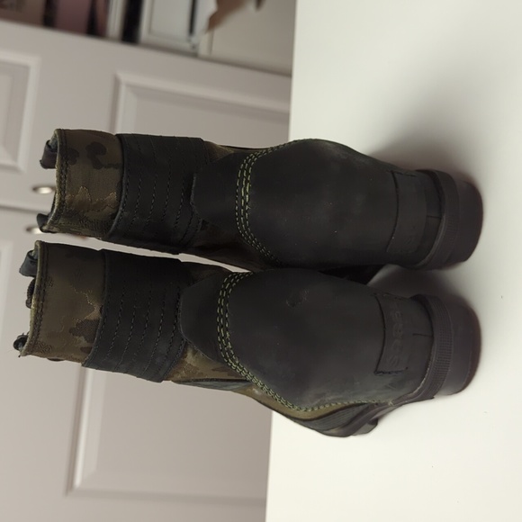 Sorel Wedge Boots. Like New - Picture 4 of 11